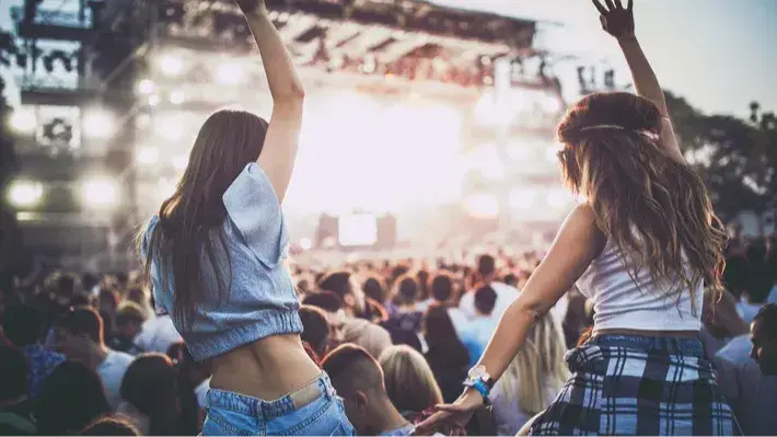 How to Find Solo Travelers at Music Festivals: How to Spot Friendly Solo Travelers
